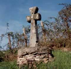 Une croix en arkose avec sa meule en arkose.                                                                                                                                                                                                                                                                                                                                                      